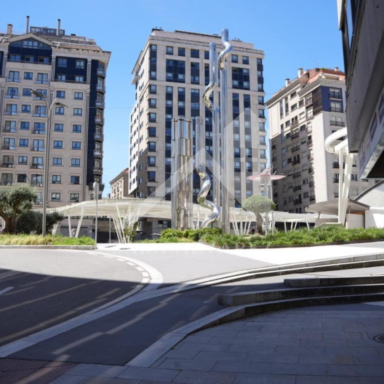 SE VENDE PISO TOTALMENTE EXTERIOR Y LUMINOSO DE 4 HABITACIONES PRÓXIMO A LA PLAZA ELIPTICA EN LA CIUDAD DE VIGO