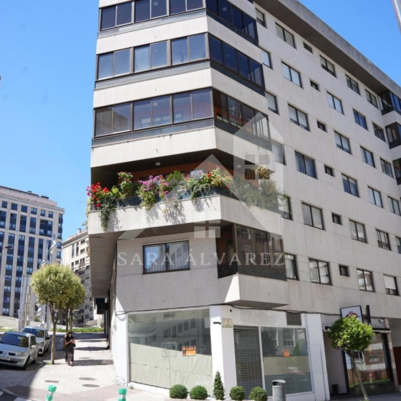 SE VENDE PISO TOTALMENTE EXTERIOR Y LUMINOSO DE 4 HABITACIONES PRÓXIMO A LA PLAZA ELIPTICA EN LA CIUDAD DE VIGO