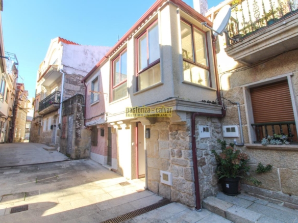 CASA DE PIEDRA DE UNA HABITACION EN EL CASCO ANTIGUO DE CANGAS