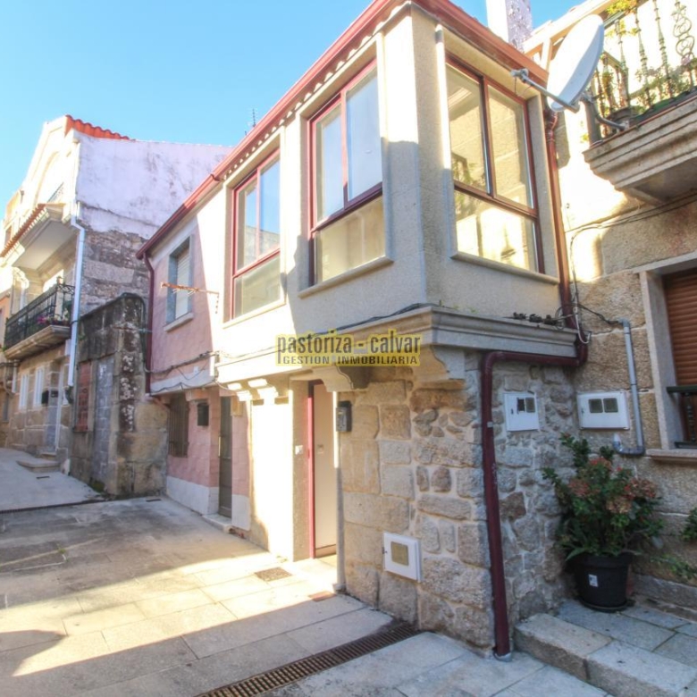 CASA DE PIEDRA DE UNA HABITACION EN EL CASCO ANTIGUO DE CANGAS