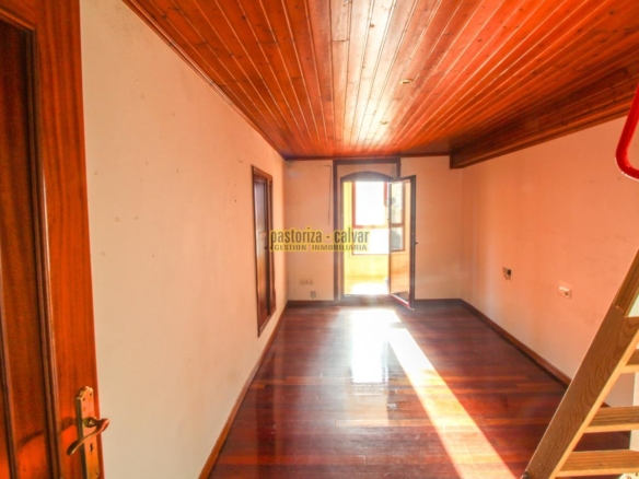 CASA DE PIEDRA DE UNA HABITACION EN EL CASCO ANTIGUO DE CANGAS
