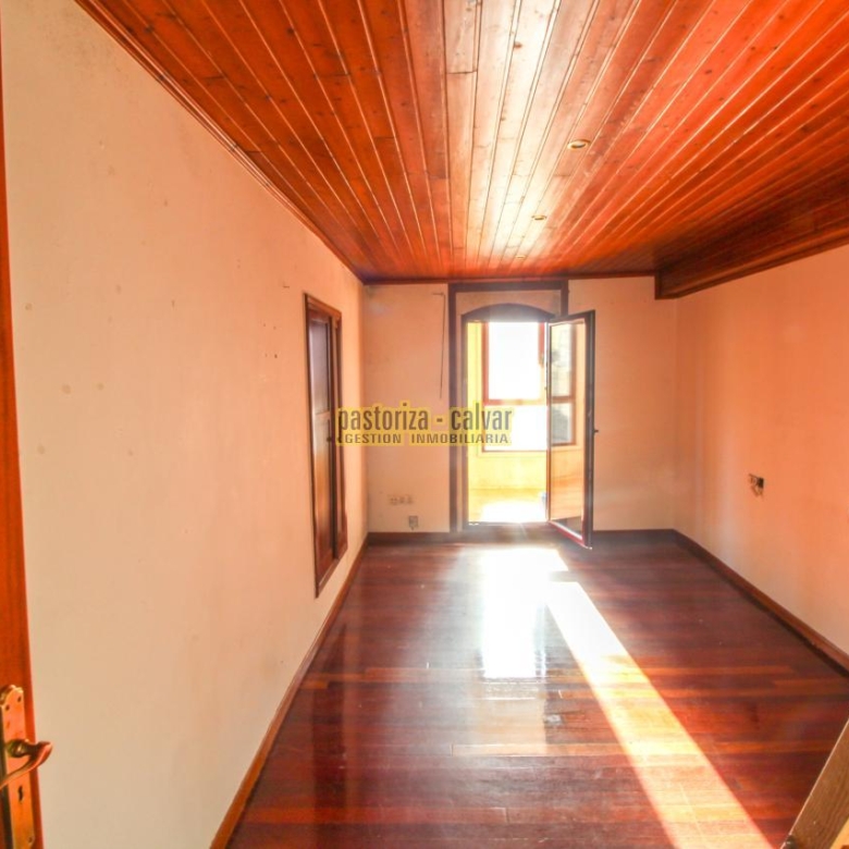 CASA DE PIEDRA DE UNA HABITACION EN EL CASCO ANTIGUO DE CANGAS