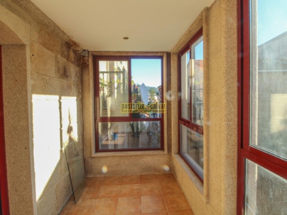 CASA DE PIEDRA DE UNA HABITACION EN EL CASCO ANTIGUO DE CANGAS