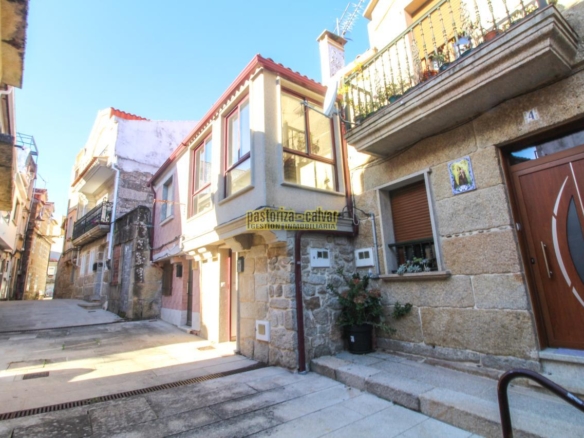 CASA DE PIEDRA DE UNA HABITACION EN EL CASCO ANTIGUO DE CANGAS