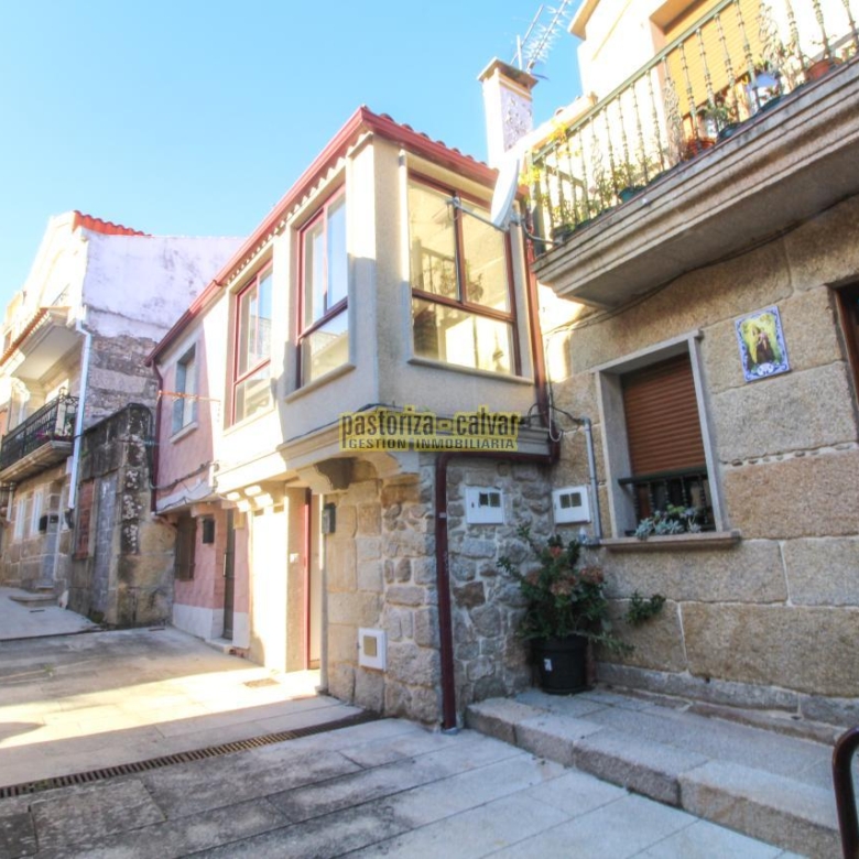 CASA DE PIEDRA DE UNA HABITACION EN EL CASCO ANTIGUO DE CANGAS