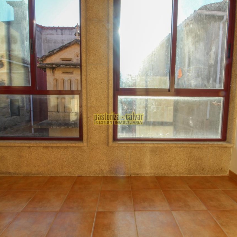 CASA DE PIEDRA DE UNA HABITACION EN EL CASCO ANTIGUO DE CANGAS