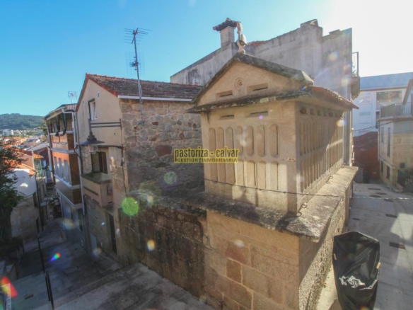 CASA DE PIEDRA DE UNA HABITACION EN EL CASCO ANTIGUO DE CANGAS