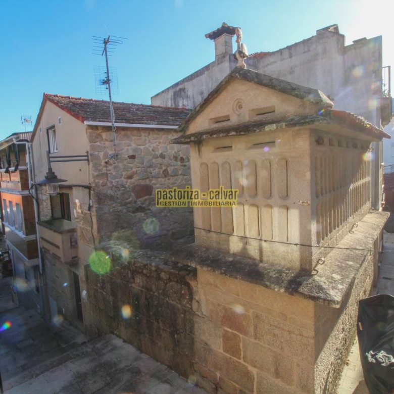 CASA DE PIEDRA DE UNA HABITACION EN EL CASCO ANTIGUO DE CANGAS