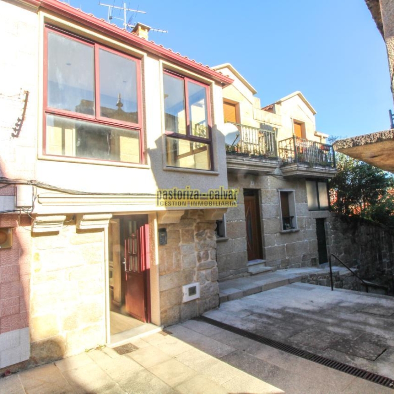 CASA DE PIEDRA DE UNA HABITACION EN EL CASCO ANTIGUO DE CANGAS