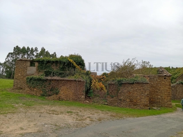 Parcela de 12.196 m² con zona edificable en O Pino