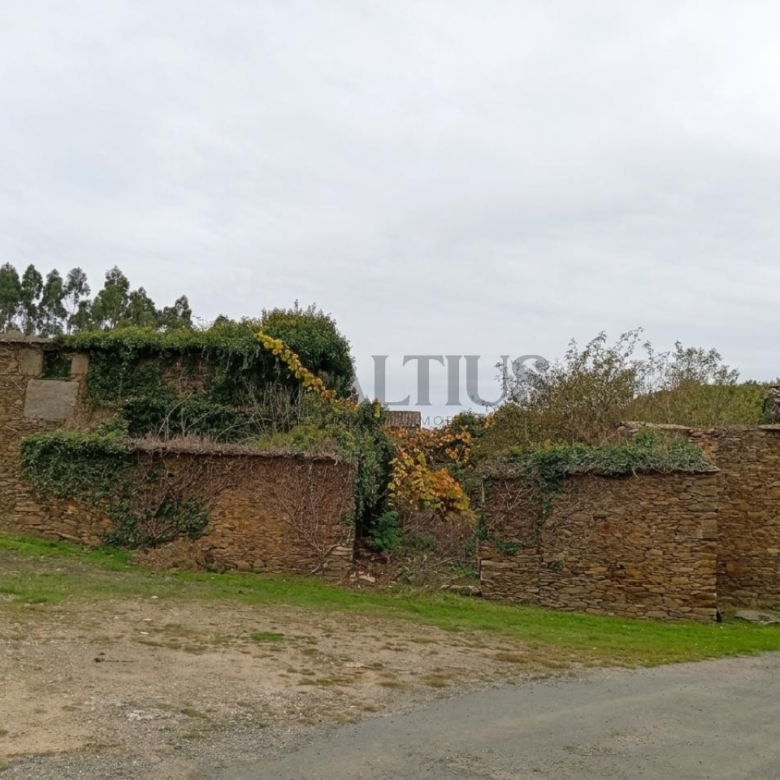 Parcela de 12.196 m² con zona edificable en O Pino