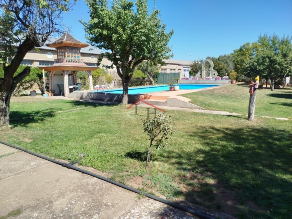 CASA CON PISCINA Y NAVES INDUSTRIALES EN SAN ANDRÉS DEL RABANEDO