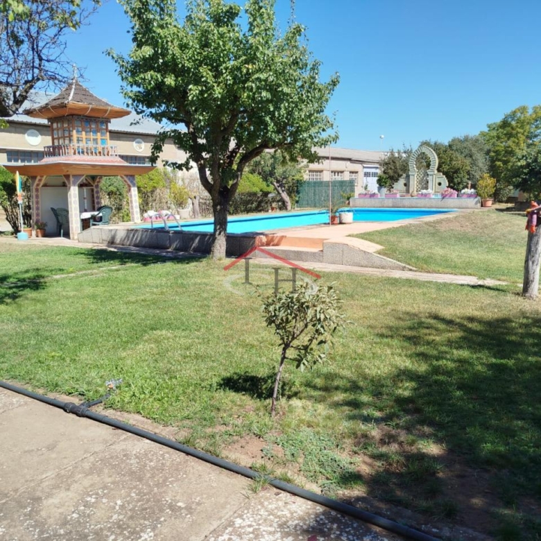 CASA CON PISCINA Y NAVES INDUSTRIALES EN SAN ANDRÉS DEL RABANEDO