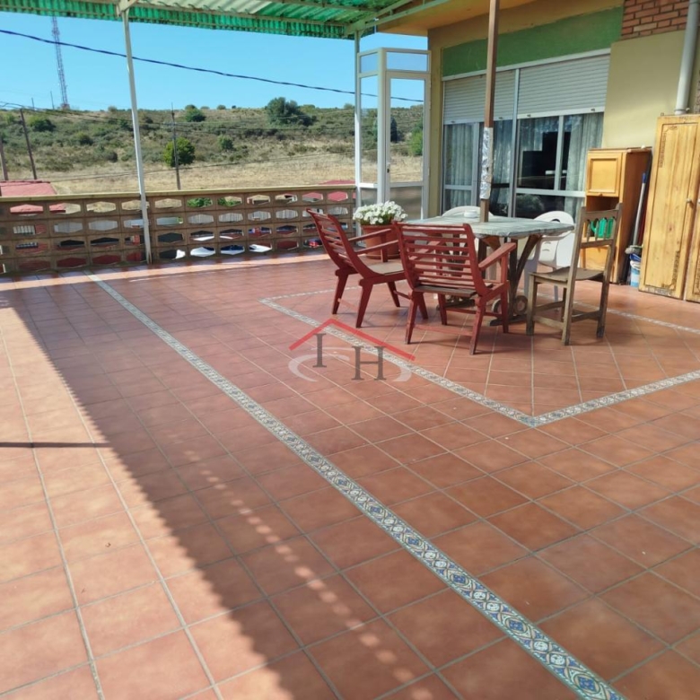 CASA CON PISCINA Y NAVES INDUSTRIALES EN SAN ANDRÉS DEL RABANEDO