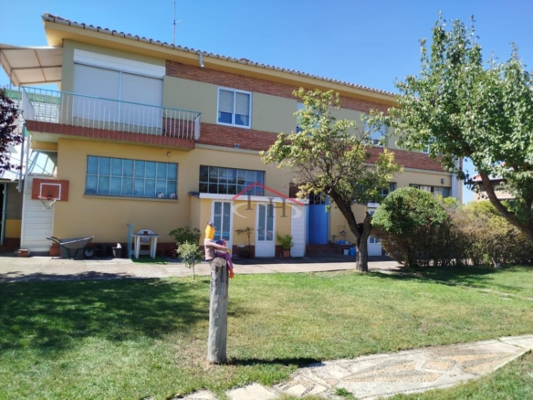 CASA CON PISCINA Y NAVES INDUSTRIALES EN SAN ANDRÉS DEL RABANEDO