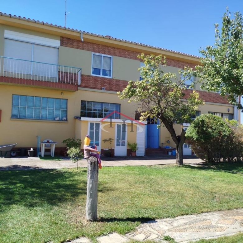 CASA CON PISCINA Y NAVES INDUSTRIALES EN SAN ANDRÉS DEL RABANEDO