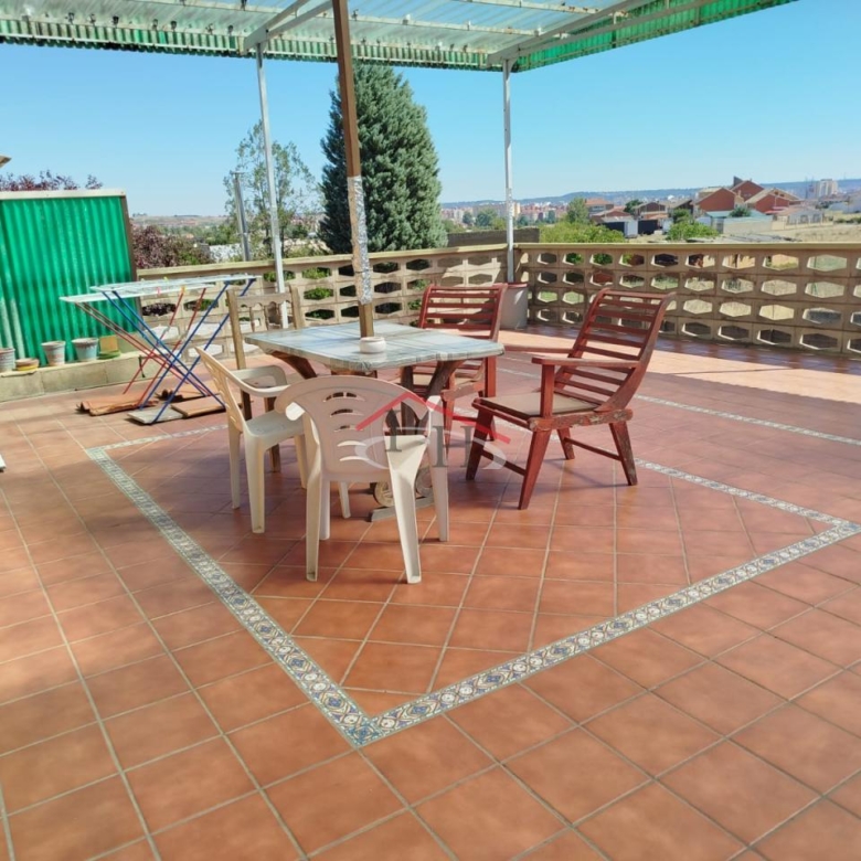 CASA CON PISCINA Y NAVES INDUSTRIALES EN SAN ANDRÉS DEL RABANEDO