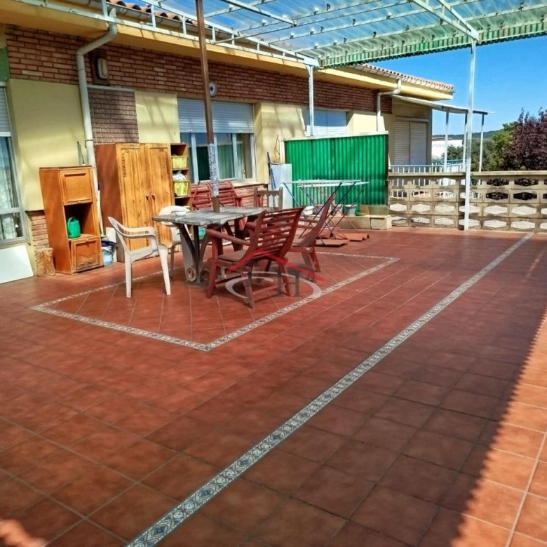 CASA CON PISCINA Y NAVES INDUSTRIALES EN SAN ANDRÉS DEL RABANEDO