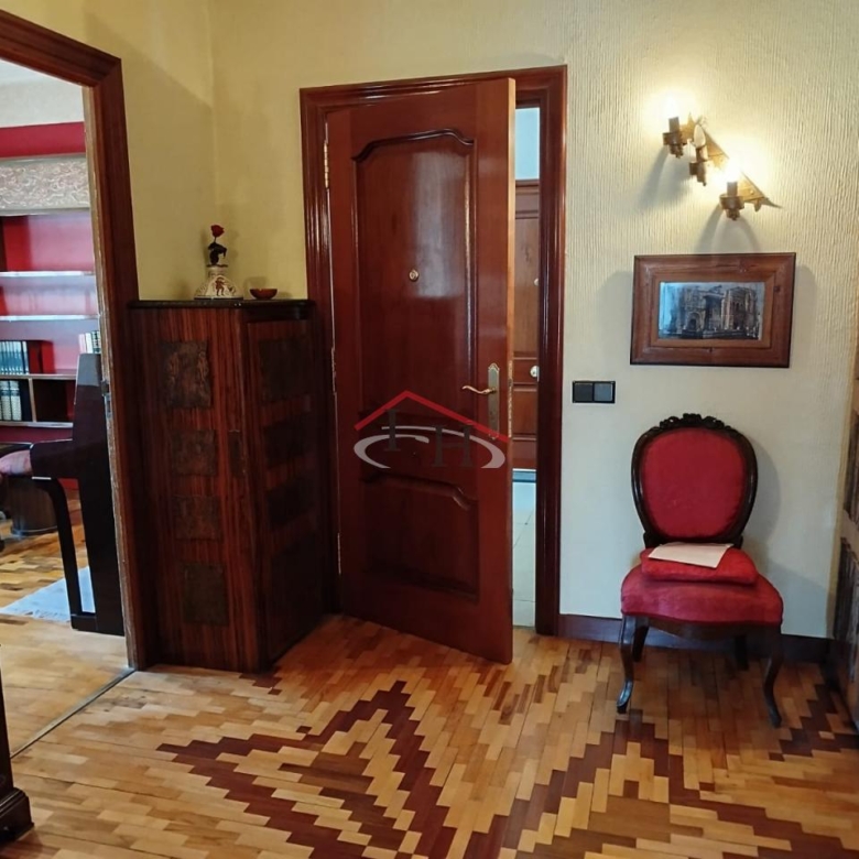 CASA CON PISCINA Y NAVES INDUSTRIALES EN SAN ANDRÉS DEL RABANEDO