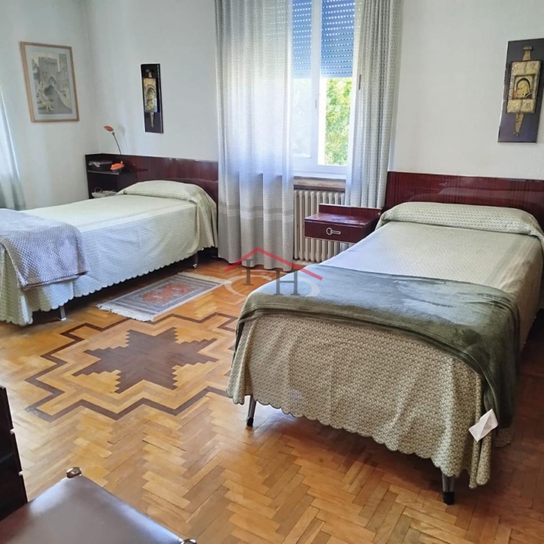 CASA CON PISCINA Y NAVES INDUSTRIALES EN SAN ANDRÉS DEL RABANEDO