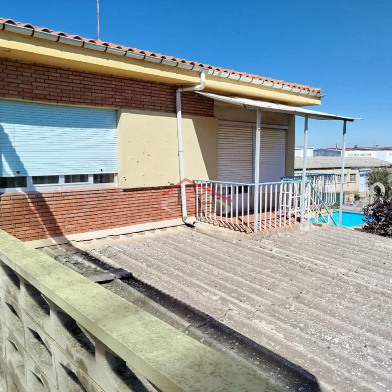 CASA CON PISCINA Y NAVES INDUSTRIALES EN SAN ANDRÉS DEL RABANEDO