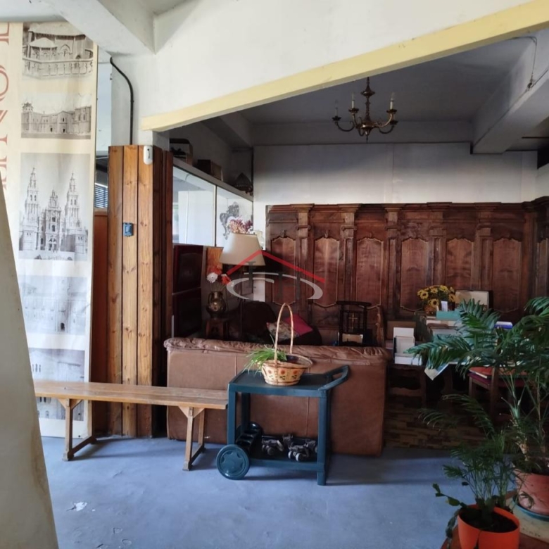 CASA CON PISCINA Y NAVES INDUSTRIALES EN SAN ANDRÉS DEL RABANEDO