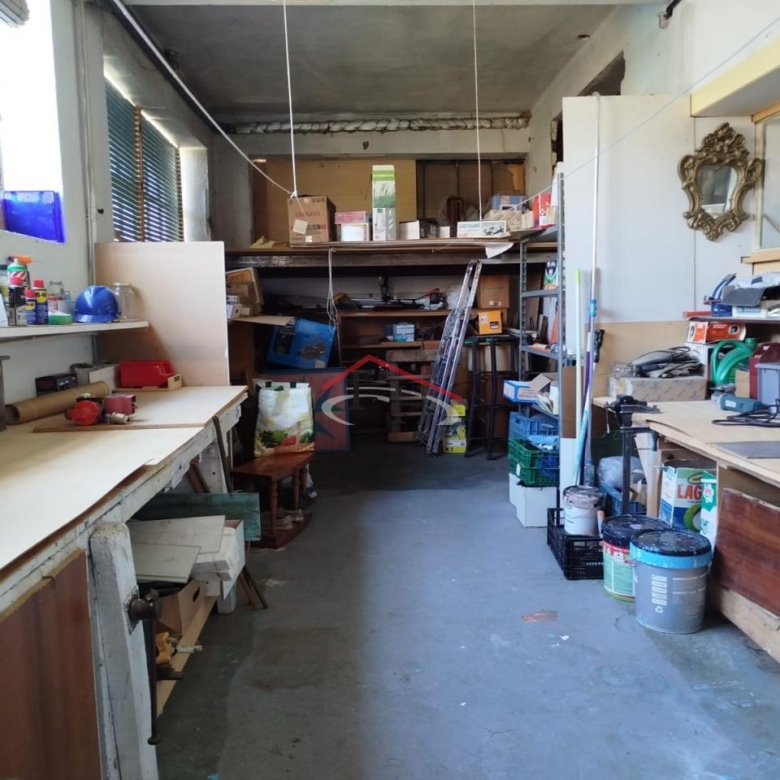 CASA CON PISCINA Y NAVES INDUSTRIALES EN SAN ANDRÉS DEL RABANEDO