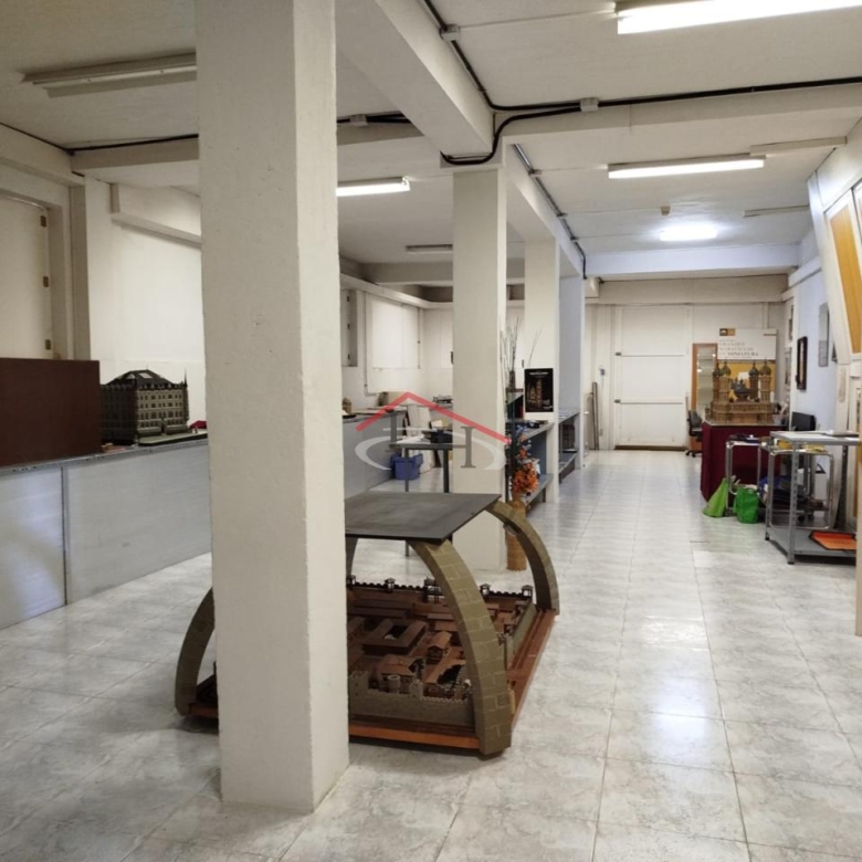 CASA CON PISCINA Y NAVES INDUSTRIALES EN SAN ANDRÉS DEL RABANEDO