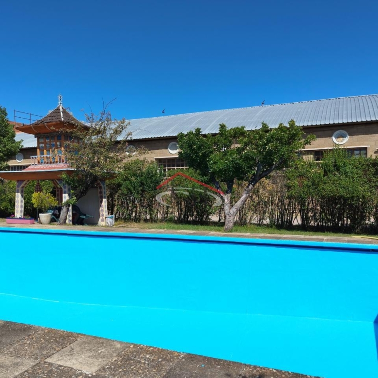CASA CON PISCINA Y NAVES INDUSTRIALES EN SAN ANDRÉS DEL RABANEDO