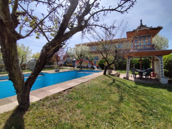 CASA CON PISCINA Y NAVES INDUSTRIALES EN SAN ANDRÉS DEL RABANEDO