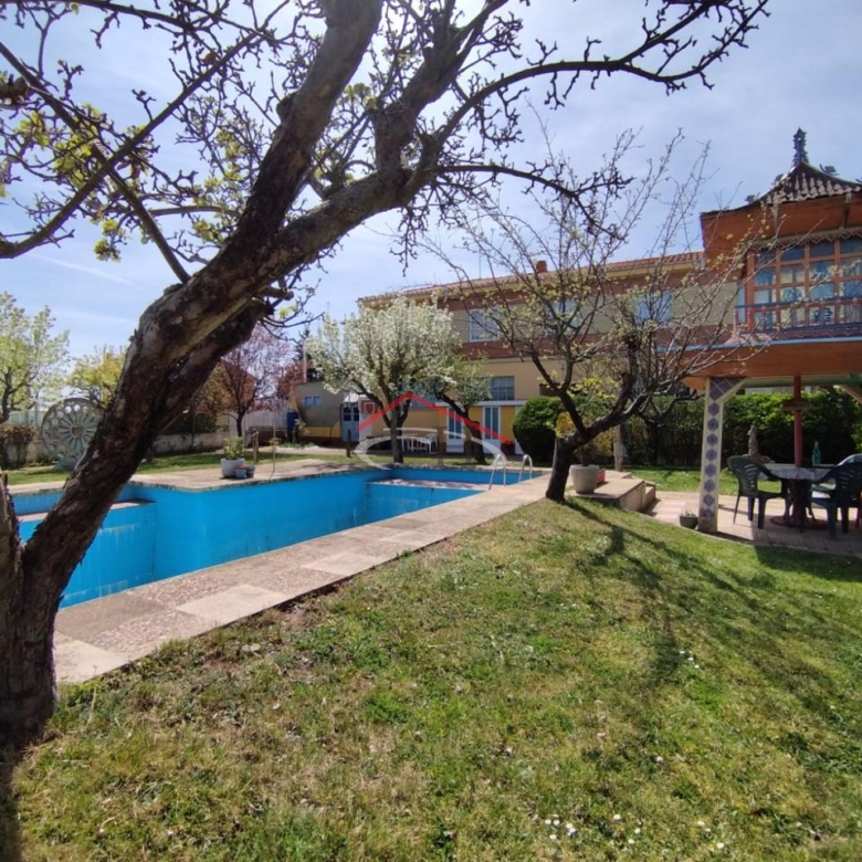 CASA CON PISCINA Y NAVES INDUSTRIALES EN SAN ANDRÉS DEL RABANEDO