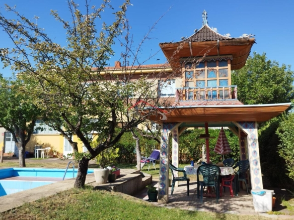 CASA CON PISCINA Y NAVES INDUSTRIALES EN SAN ANDRÉS DEL RABANEDO