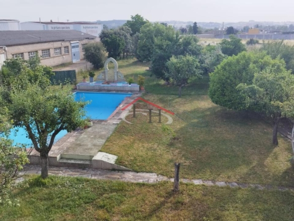 CASA CON PISCINA Y NAVES INDUSTRIALES EN SAN ANDRÉS DEL RABANEDO