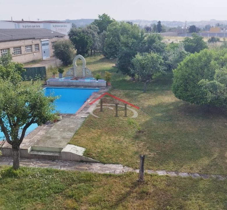 CASA CON PISCINA Y NAVES INDUSTRIALES EN SAN ANDRÉS DEL RABANEDO
