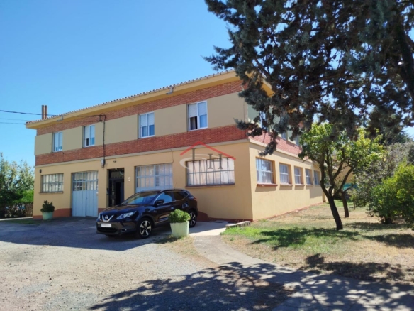 CASA CON PISCINA Y NAVES INDUSTRIALES EN SAN ANDRÉS DEL RABANEDO