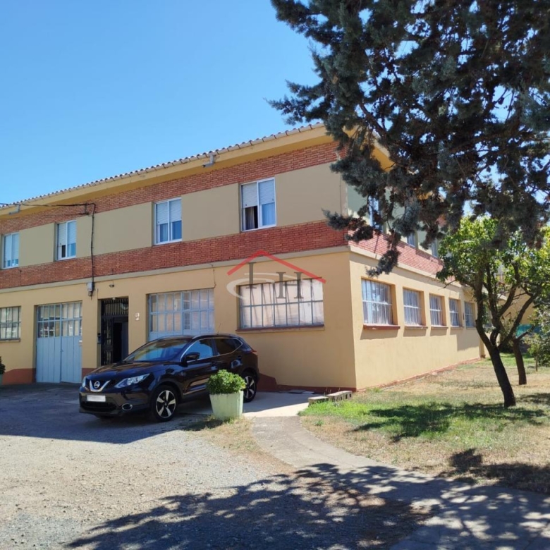 CASA CON PISCINA Y NAVES INDUSTRIALES EN SAN ANDRÉS DEL RABANEDO