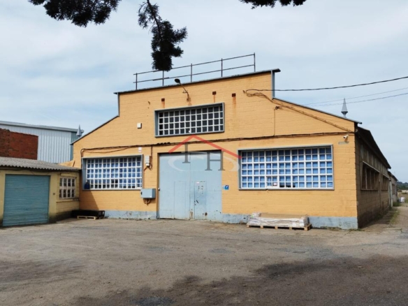 CASA CON PISCINA Y NAVES INDUSTRIALES EN SAN ANDRÉS DEL RABANEDO
