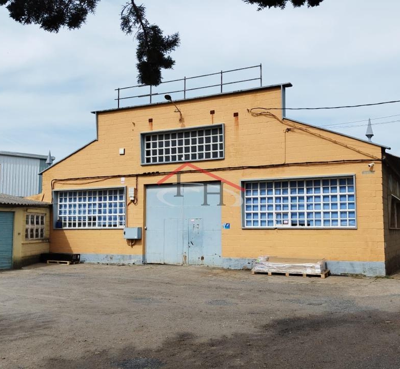 CASA CON PISCINA Y NAVES INDUSTRIALES EN SAN ANDRÉS DEL RABANEDO