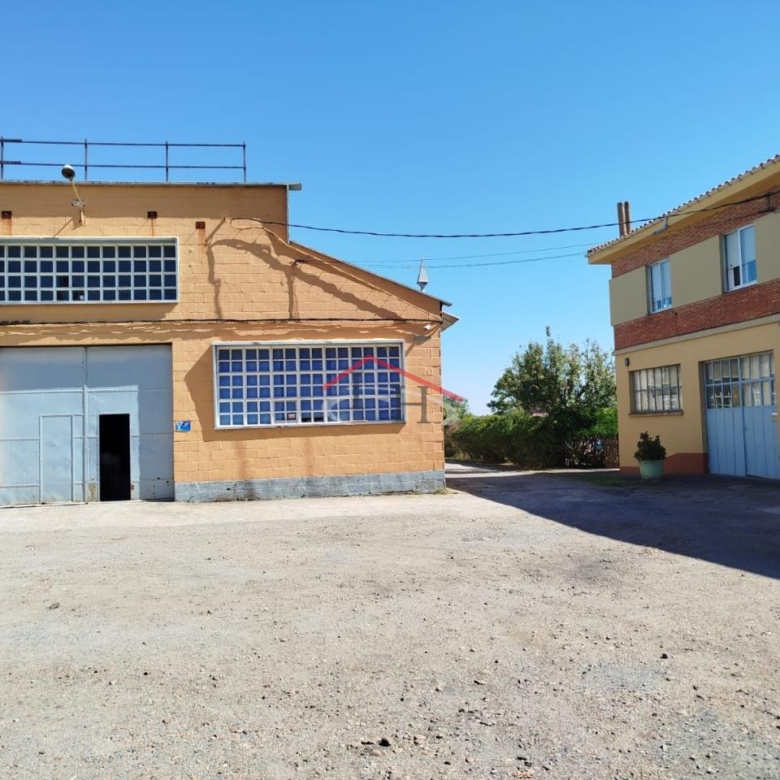 CASA CON PISCINA Y NAVES INDUSTRIALES EN SAN ANDRÉS DEL RABANEDO