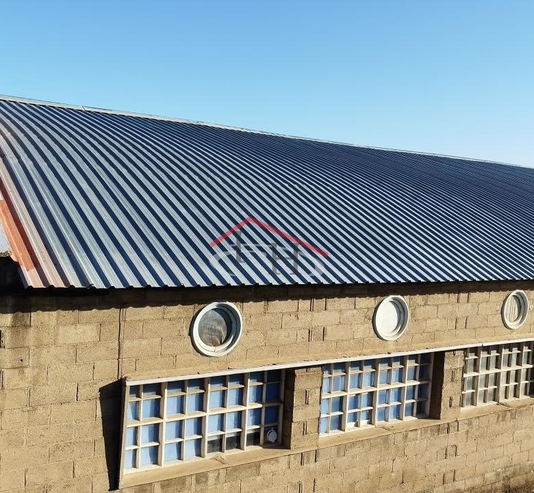 CASA CON PISCINA Y NAVES INDUSTRIALES EN SAN ANDRÉS DEL RABANEDO