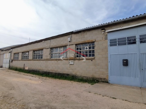CASA CON PISCINA Y NAVES INDUSTRIALES EN SAN ANDRÉS DEL RABANEDO