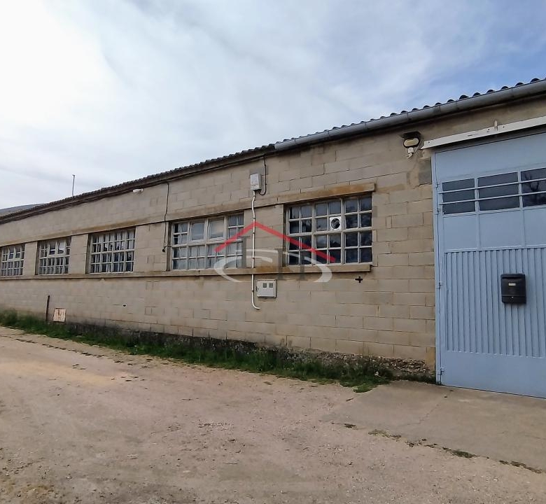 CASA CON PISCINA Y NAVES INDUSTRIALES EN SAN ANDRÉS DEL RABANEDO