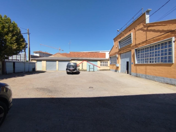 CASA CON PISCINA Y NAVES INDUSTRIALES EN SAN ANDRÉS DEL RABANEDO