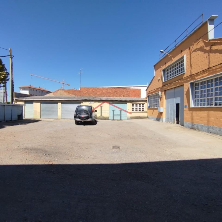 CASA CON PISCINA Y NAVES INDUSTRIALES EN SAN ANDRÉS DEL RABANEDO