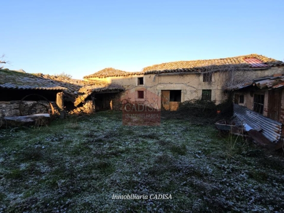 AMPLIA CASA EN HINOJOSA DE DUERO. REF 4134