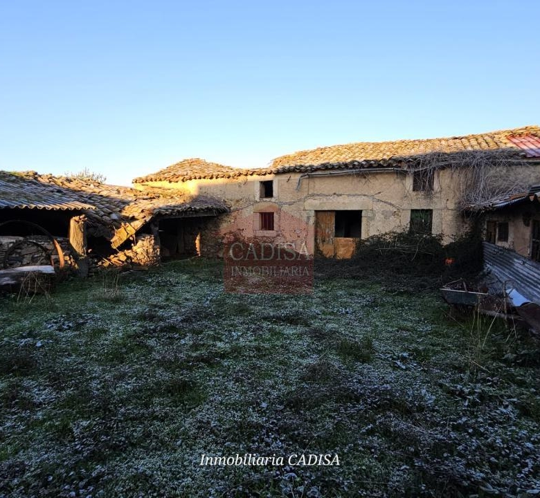 AMPLIA CASA EN HINOJOSA DE DUERO. REF 4134