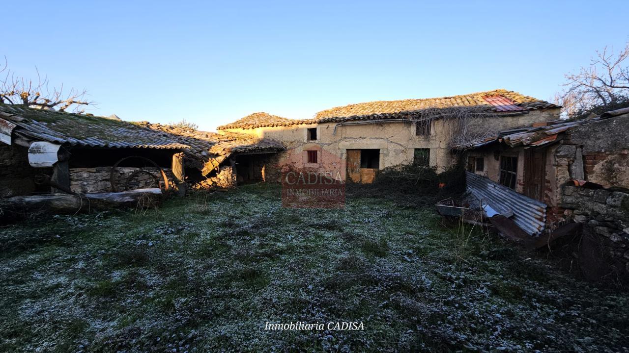AMPLIA CASA EN HINOJOSA DE DUERO. REF 4134