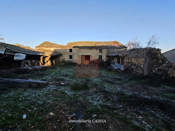 AMPLIA CASA EN HINOJOSA DE DUERO. REF 4134