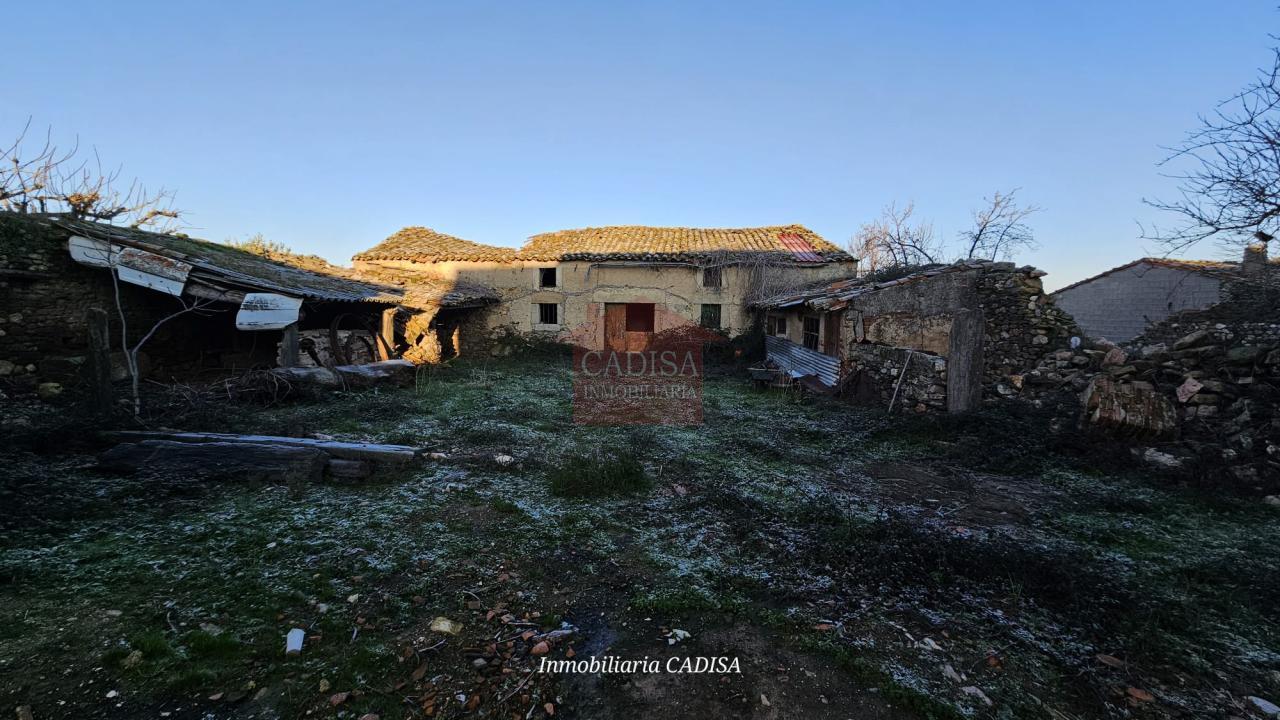 AMPLIA CASA EN HINOJOSA DE DUERO. REF 4134