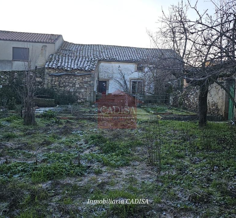 AMPLIA CASA EN HINOJOSA DE DUERO. REF 4134